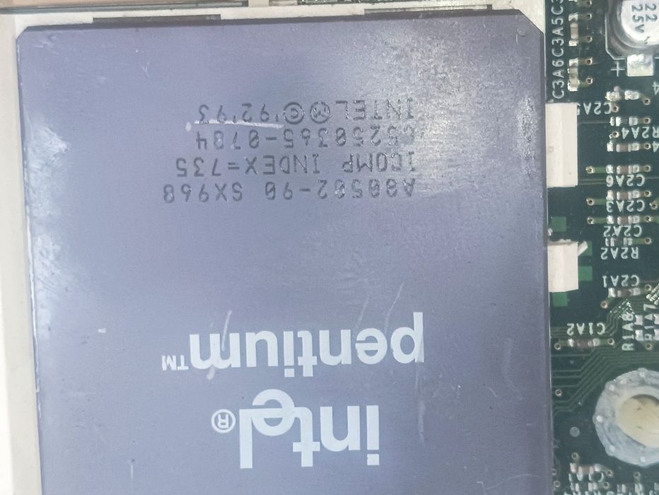 Стара комп'ютерна материнська плата та Пам'ять