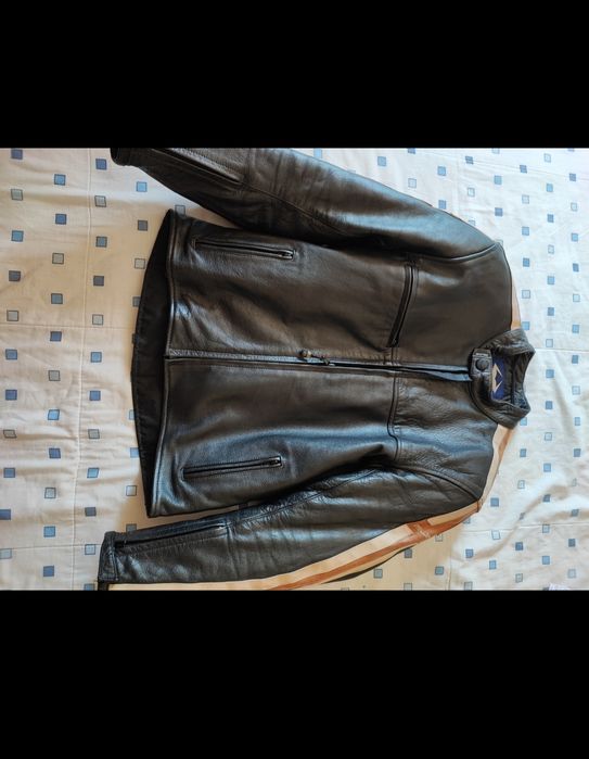 Blusão moto  em couro + 1 mala de viagem.