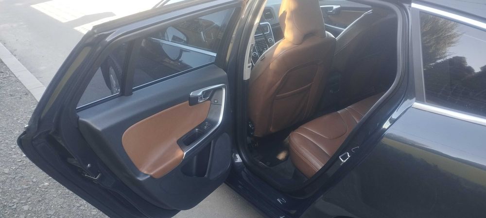 Вольво v60 2014 року