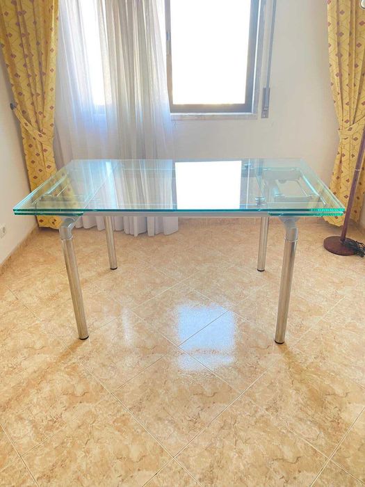 Conjunto Sala de Jantar: Mesa Extensível em Vidro + 6 Cadeiras em Madeira