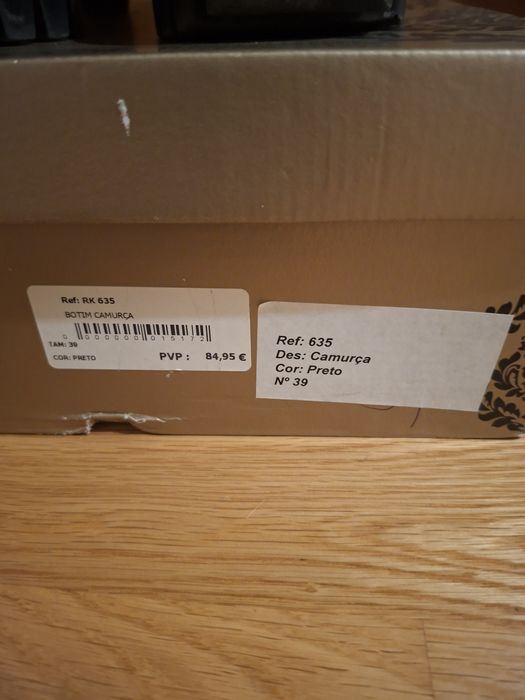 Botins em camurça da marca Ruika