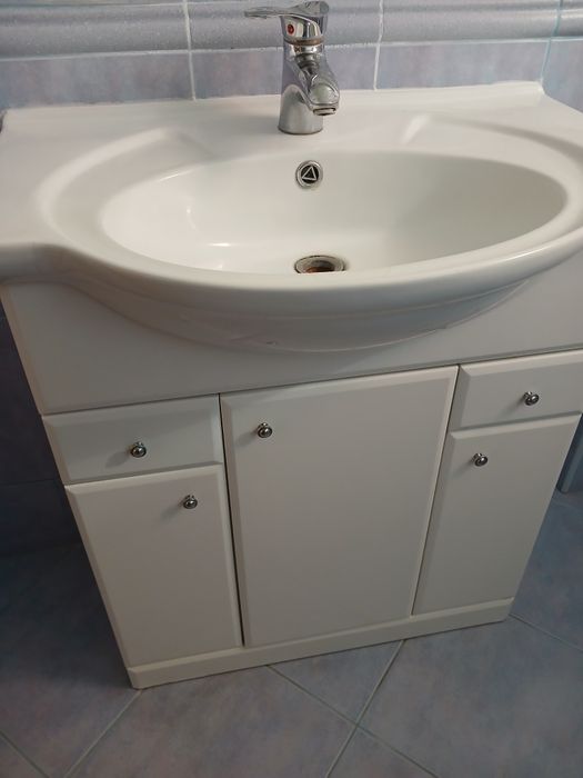 Umywalka 75cm z szafką i baterą.