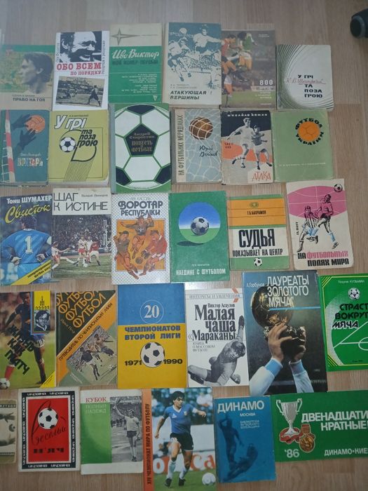 Книги по хоккею и футболу, календари-справочники, открытки, программки