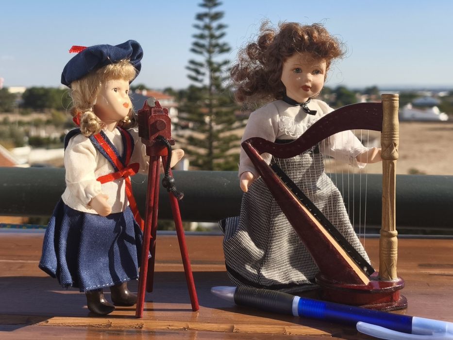 Coleção de bonecas com cabeça, pés e mãos de porcelana.