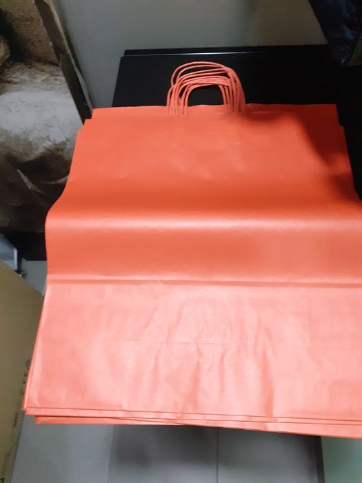 Saco de papel com asa torcida