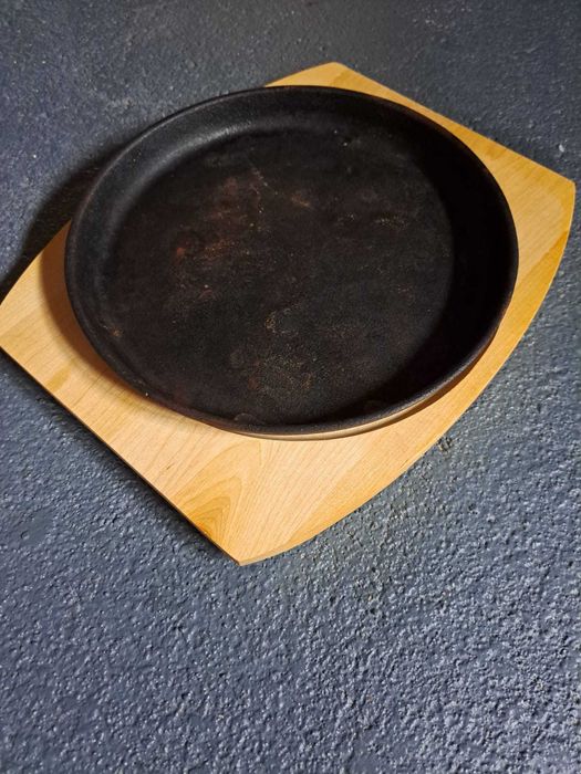 Prato de ferro com base de madeira