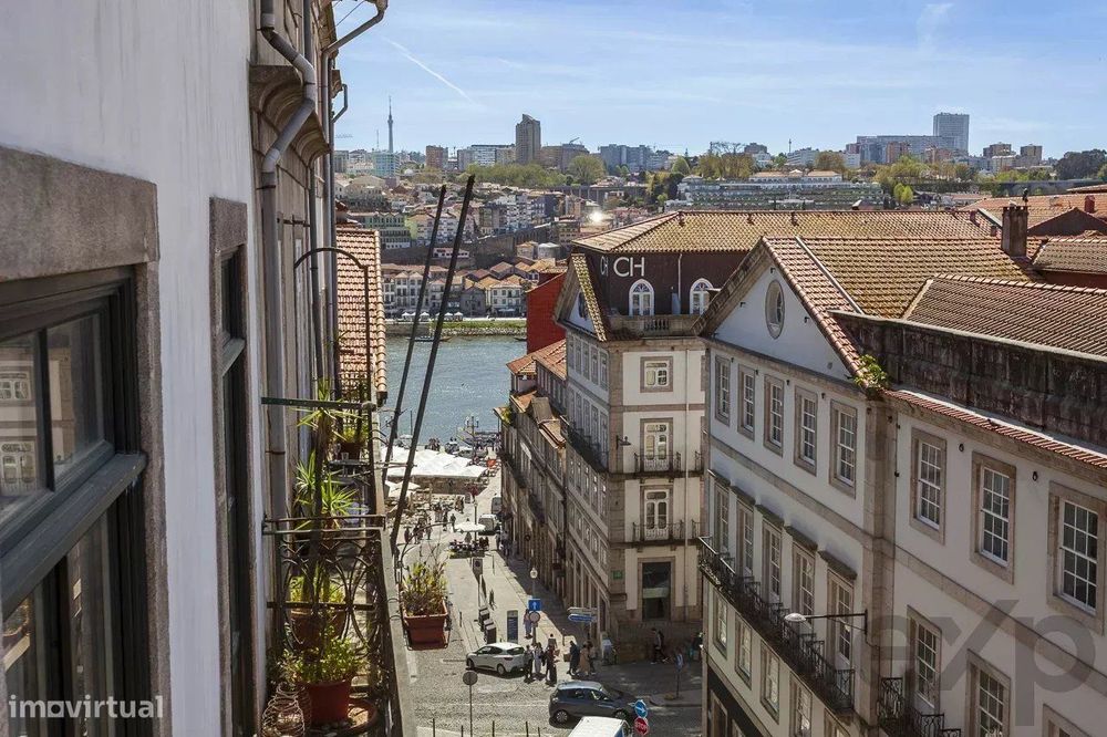 Investimento Premium no Porto: Layout Duplo em Prédio Clássico