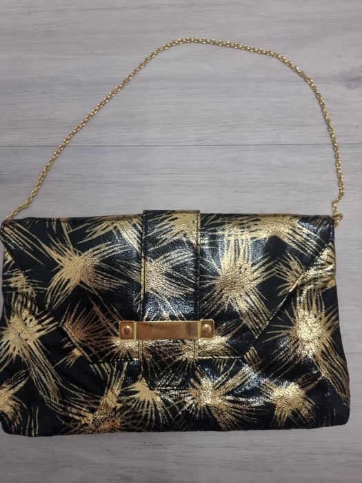 Torebka kopertówka z łańcuszkiem złotym  w środku  z boku kieszeń