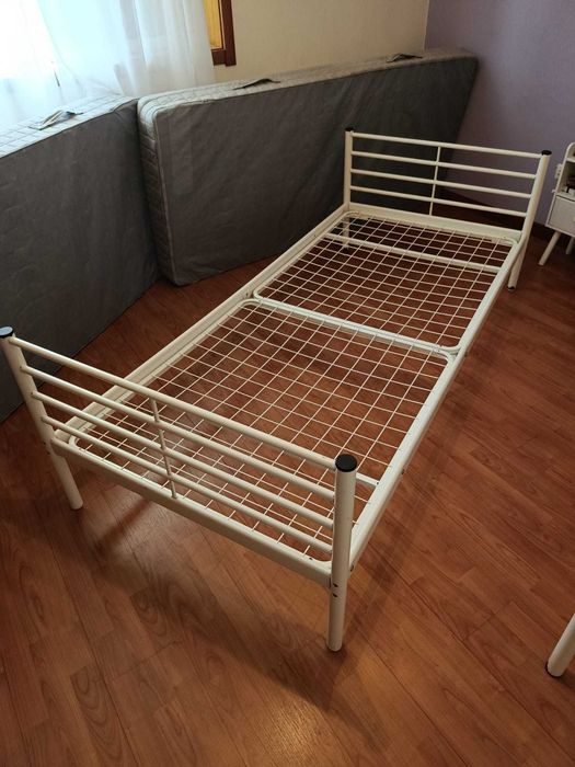 2 camas individuais, usadas, brancas, em metal