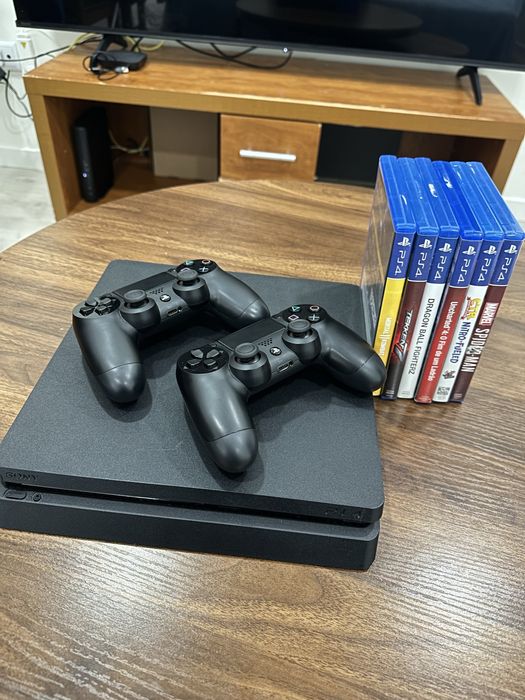 Ps4 Slim  500GB  com 2 Comandos