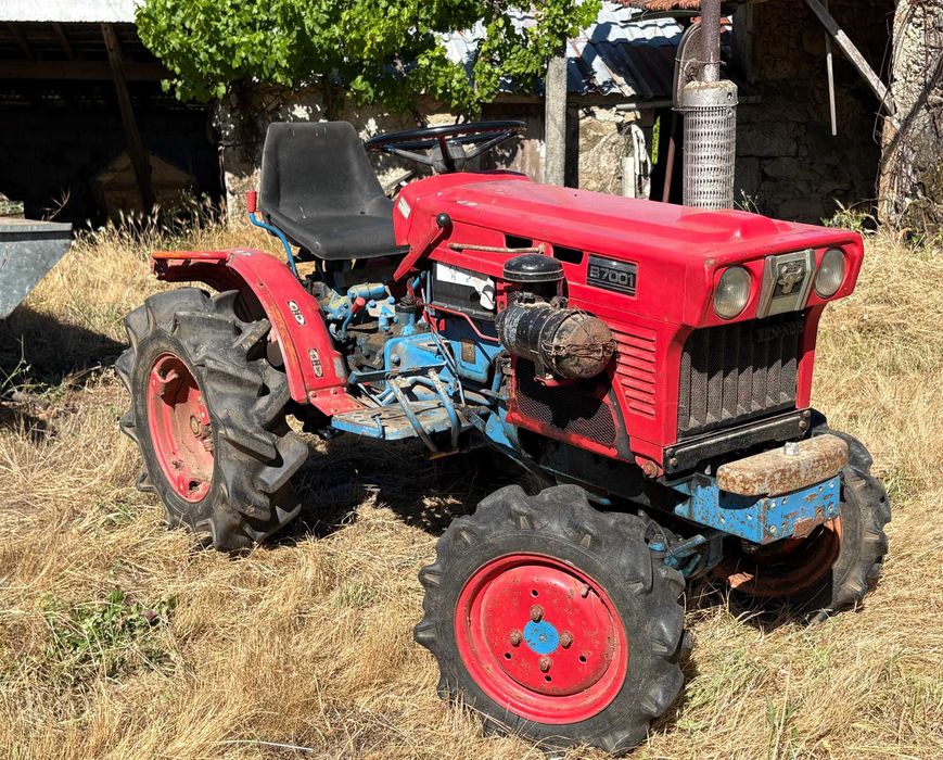 Trator Kubota 7001 em bom estado + Fresa e Reboque