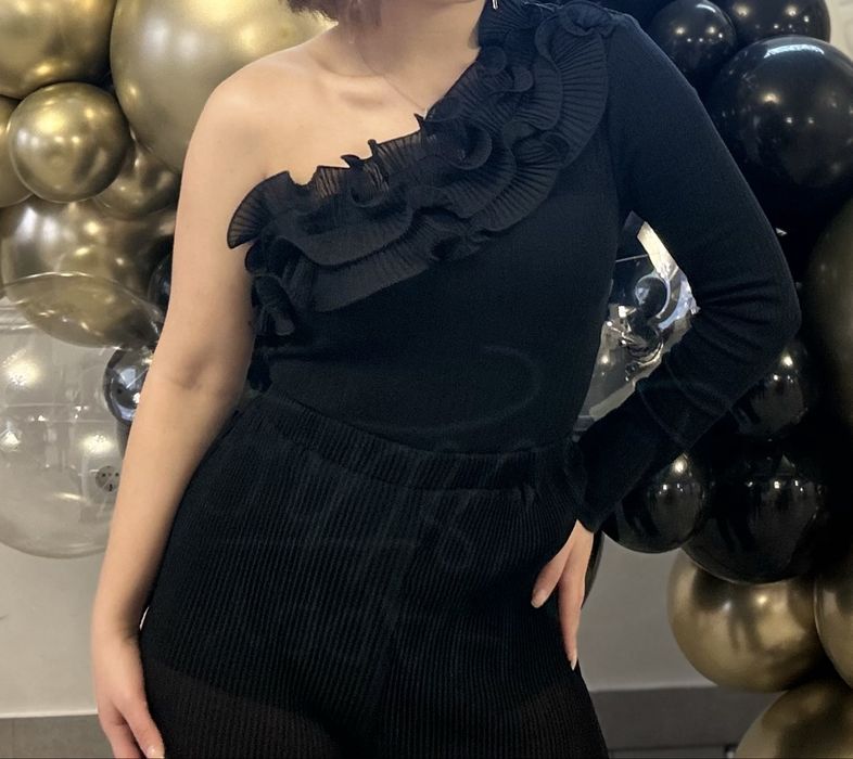 чорна асиметрична блуза з дуже елегантним, вечірнім характером на Хс-С