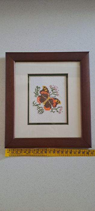 Quadro com borboleta bordado a ponto cruz