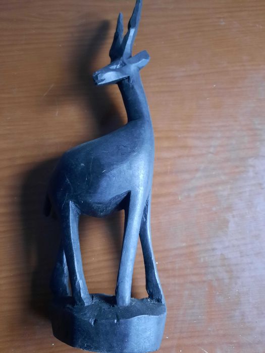 Vendo estatua de viado em madeira de pau preto