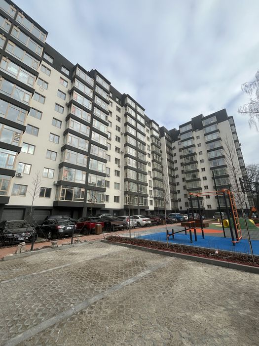 Квартира кахня-студія,частковими роботами якісний будинок закрит двір,район парку.