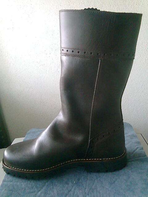 Botas de couro, cano curto, novas, liquidação