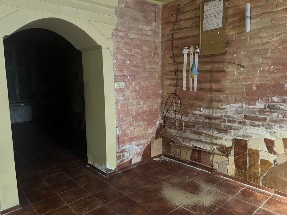 Продається приміщення вільного призначеня на Брати Руснаки