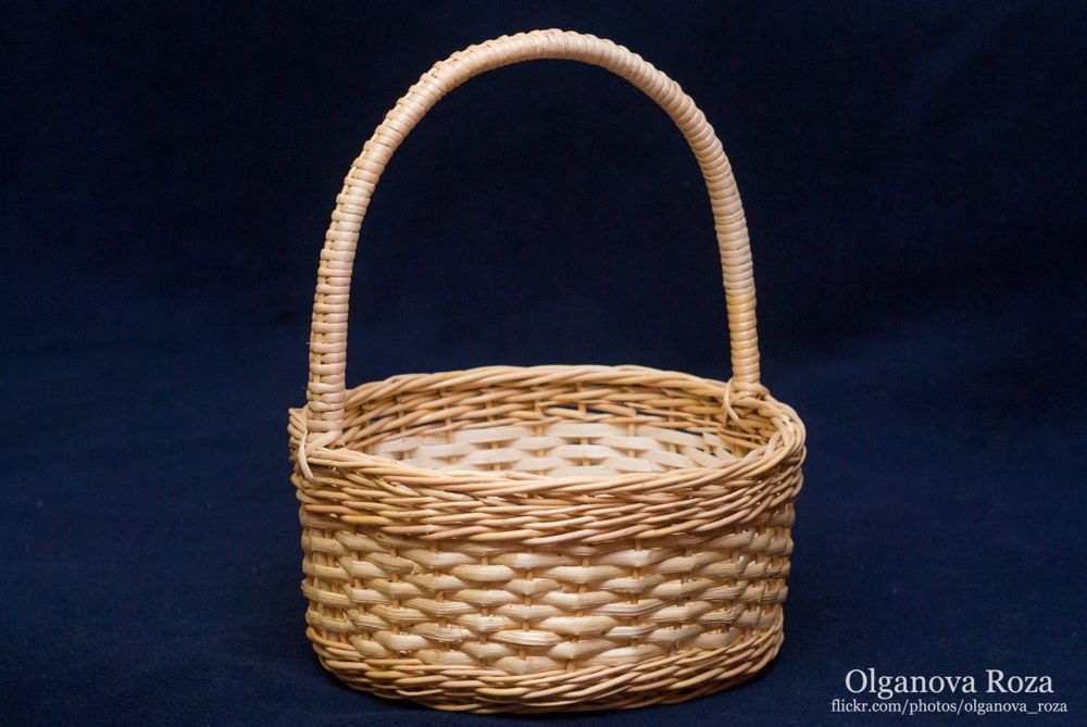 корзина для подарунків .кошик плетений з лози.