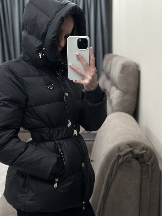 Жіночий пуховик від Прада