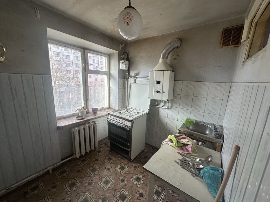 Продам 3-кімнатну квартиру на вул. Пулюя