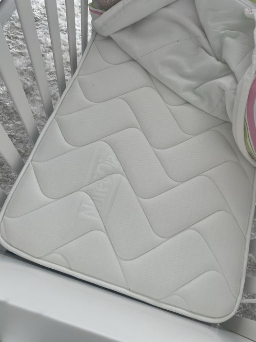 Cama bebé com colchão