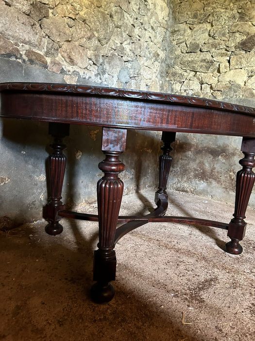 Mesa oval antiga em madeira maciça