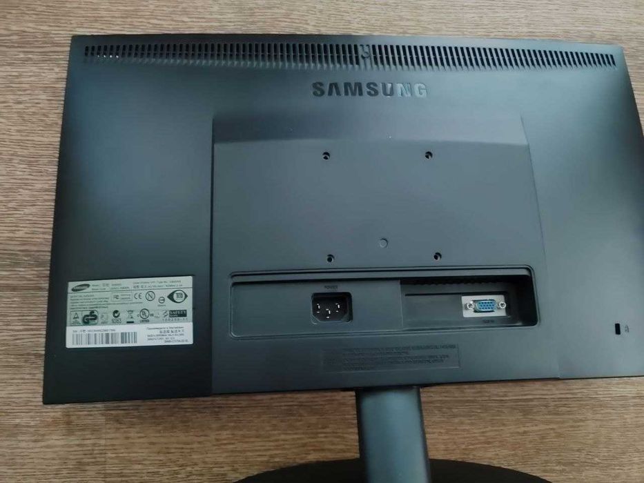 Монитор 20" Samsung E2020N (LS20CLYSB)