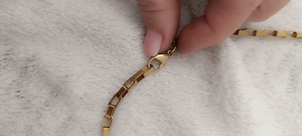 Corrente dourada para óculos