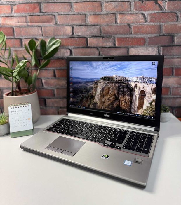 Fujitsu Celsius H770·Xeon E3-1505M·32GB·SSD512+HDD1TB·Quadro M220 4GB