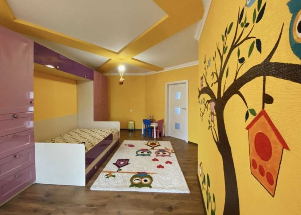 5-кімнатна квартира в самому центрі міста з дизайнерським ремонтом.