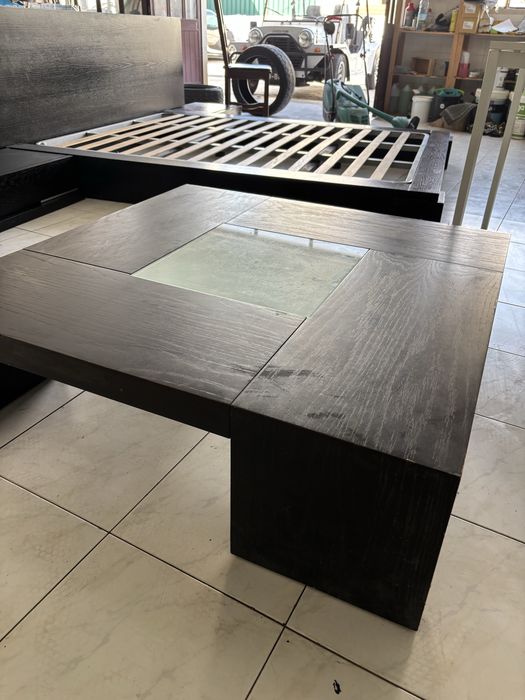 Mesa de cento em bom estado