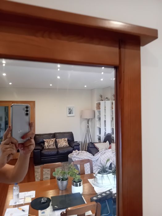 Espelho com moldura em madeira
