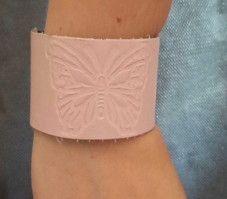 Pulseira de couro rosa com borboleta