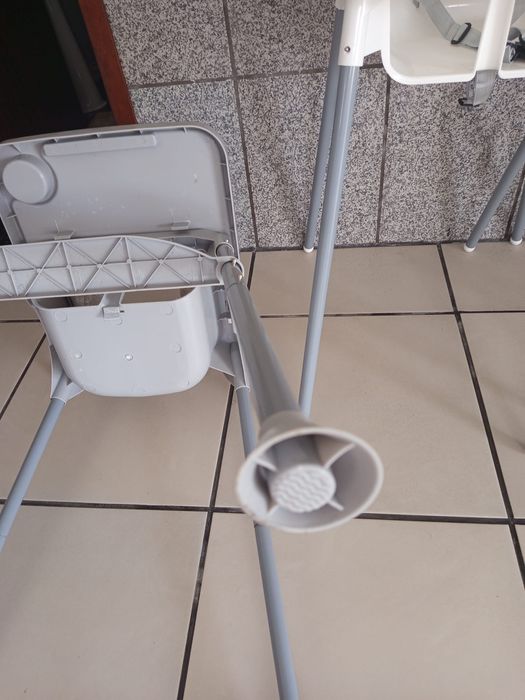 Cadeira de alimentação simples mas funcional.
