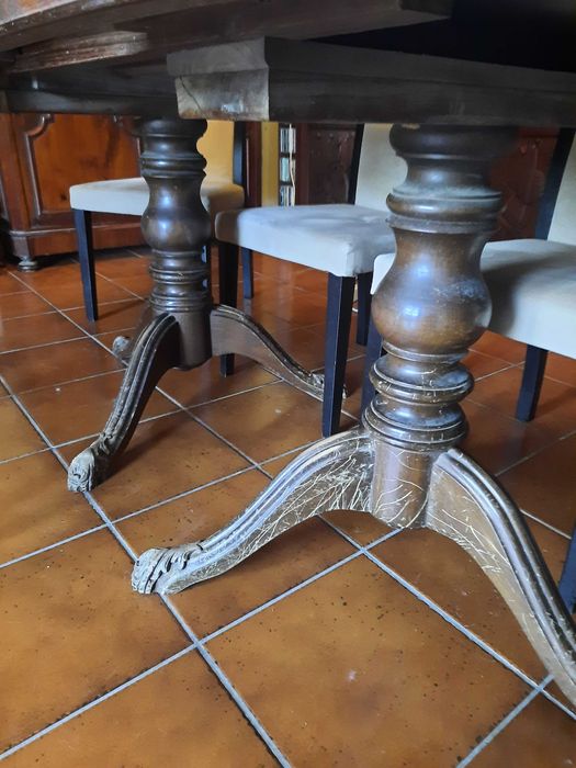 Mesa de jantar em mogno