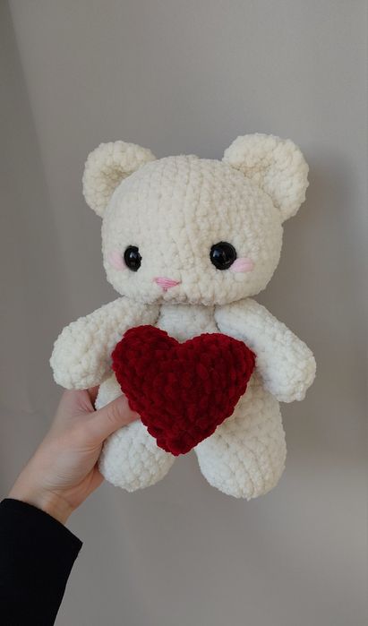 Kremowy miś ecru ręczenie robiony na szydełku amigurumi