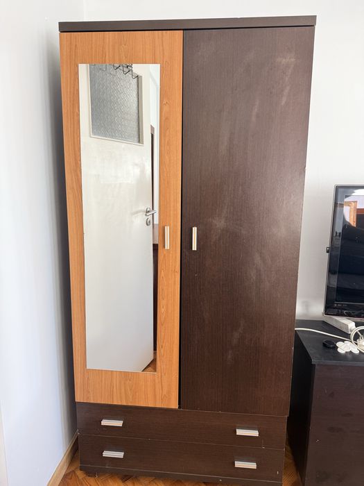 Conjunto de Quarto em Madeira semi-novo (Cama, Cómoda com Espelho, Roupeiro e 2 Mesas de Cabeceira)