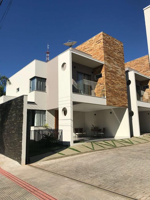 Revestimento em pedra amarela