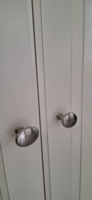 Biała szafa ikea tyssedal – styl klasyczny / prowansalski