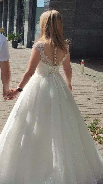 Шикарна весільня сукня