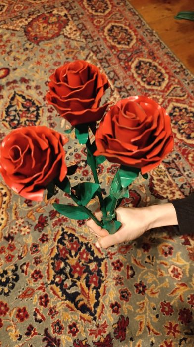 Металеві троянди