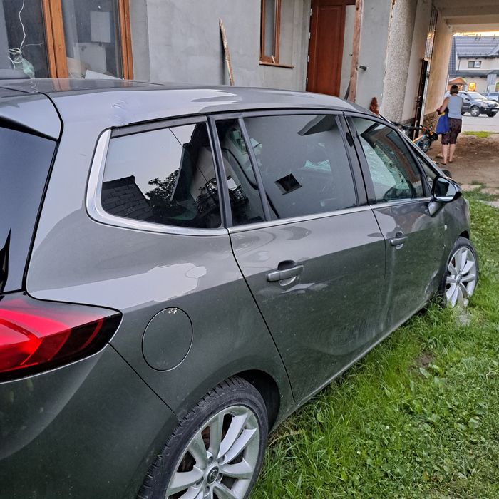 Opel Zafira Tourer  powypadkowy