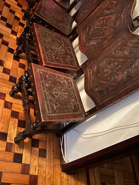 Conjunto de mesa mais cadeiras antigas