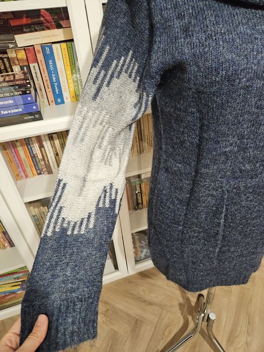 Długi ciepły sweter z luźnym golfem