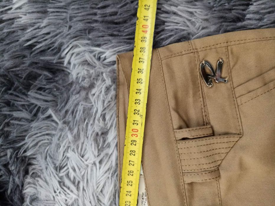 Жіночі брюки гірчичного кольору.