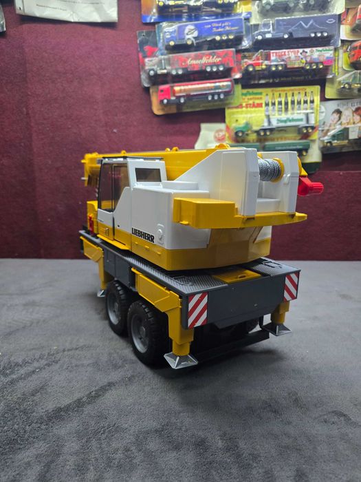 Bruder dźwig Liebherr na przyczepie do traktorów