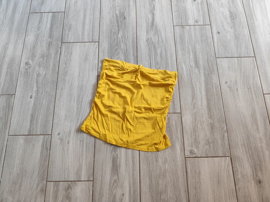Żółty crop top ze ściągaczami po bokach