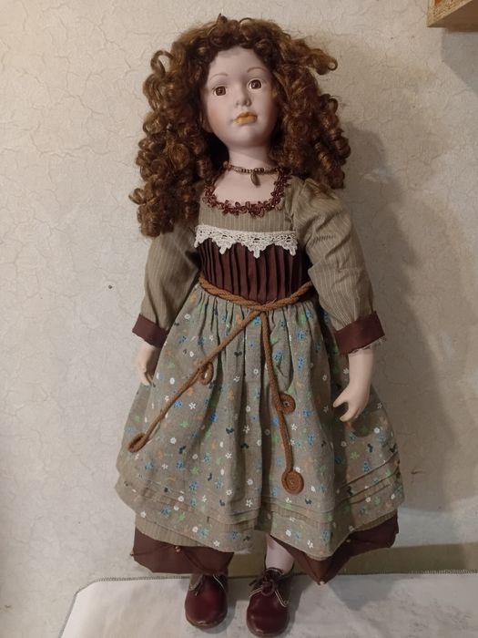 Фарфорова лялька 68 см