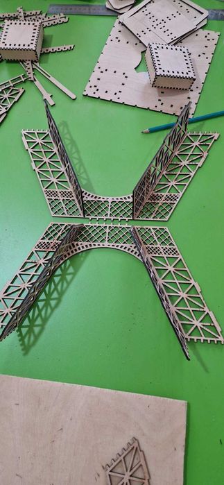 3D-пазл "Ейфелева вежа" висота 1 м, ширина 38х38 см, 168 деталей