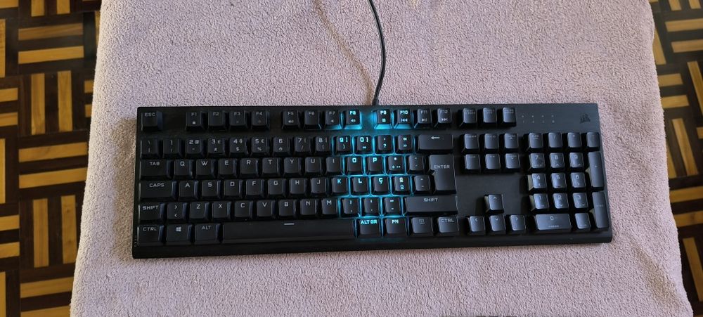 Teclado gamer mecânico Corsair K60 RGB PRO Low Profile